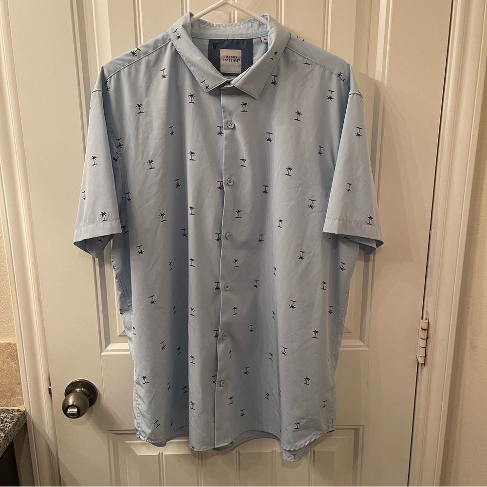 Essex Crossing Men's XL Light Blue Short Sleeve Button Down Shirt Palm Trees